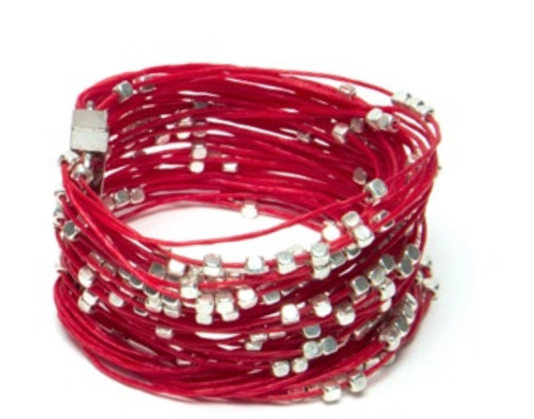 Pulsera tiras rojas con cubos plateados